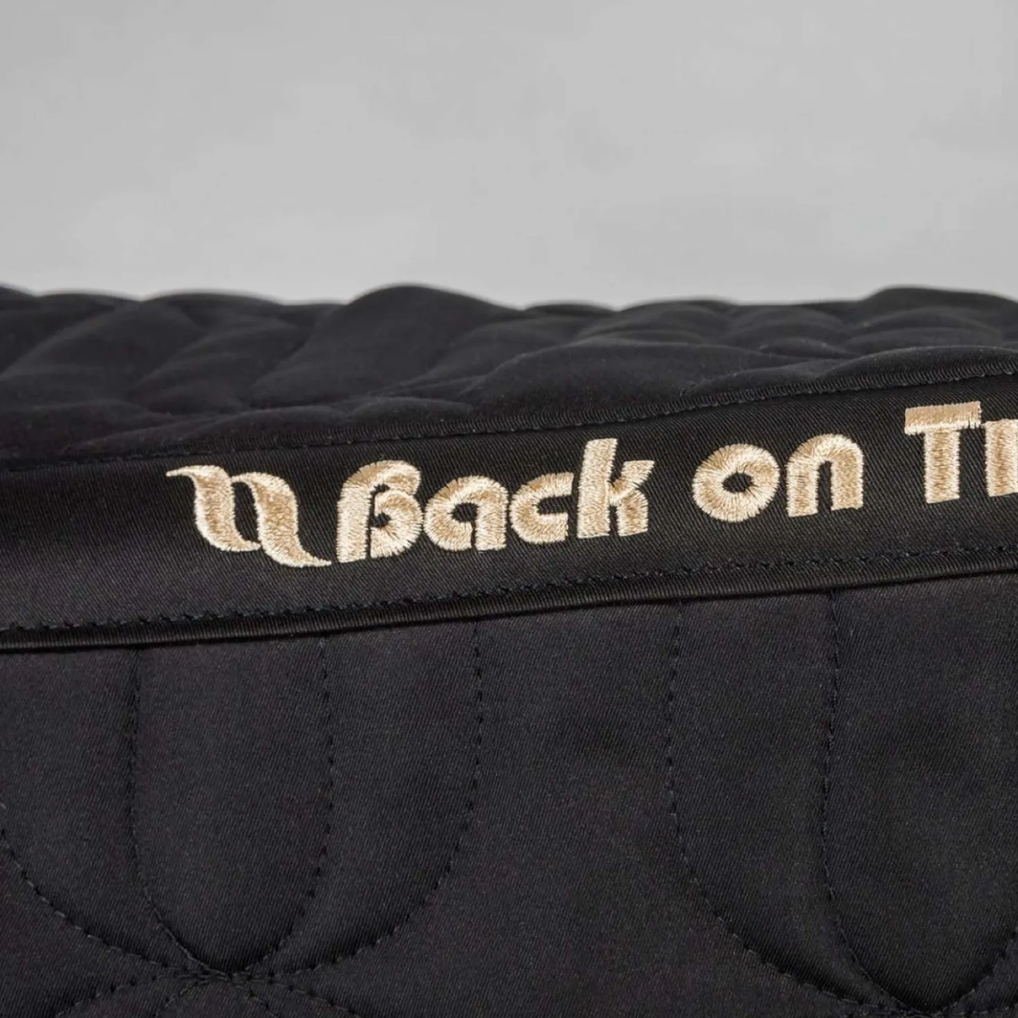 Back on Track Zadeldekje Deep Nights Springen Zwart
