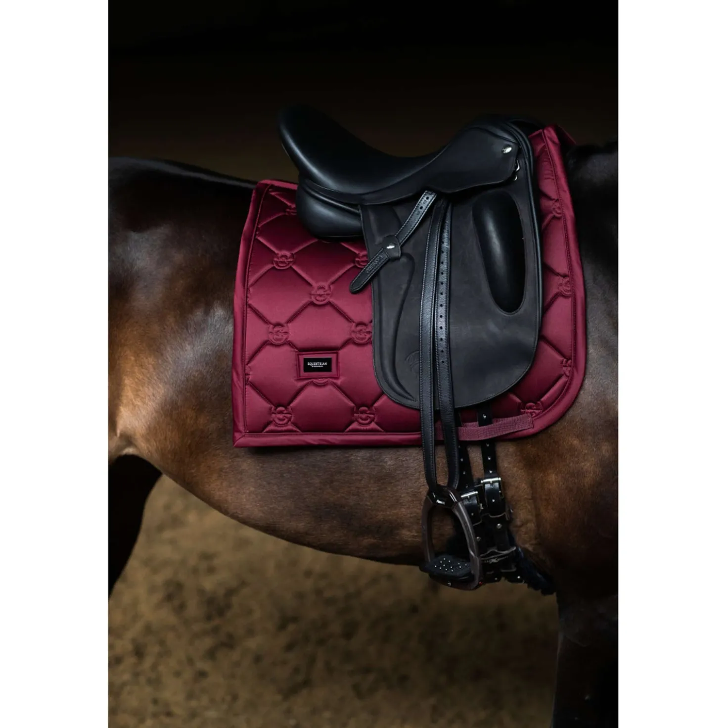 Equestrian Stockholm Zadeldekje Satin Dressuur Merlot