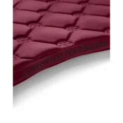 Equestrian Stockholm Zadeldekje Satin Dressuur Merlot