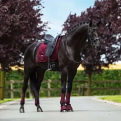 Equestrian Stockholm Zadeldekje Velvet Dressuur Merlot