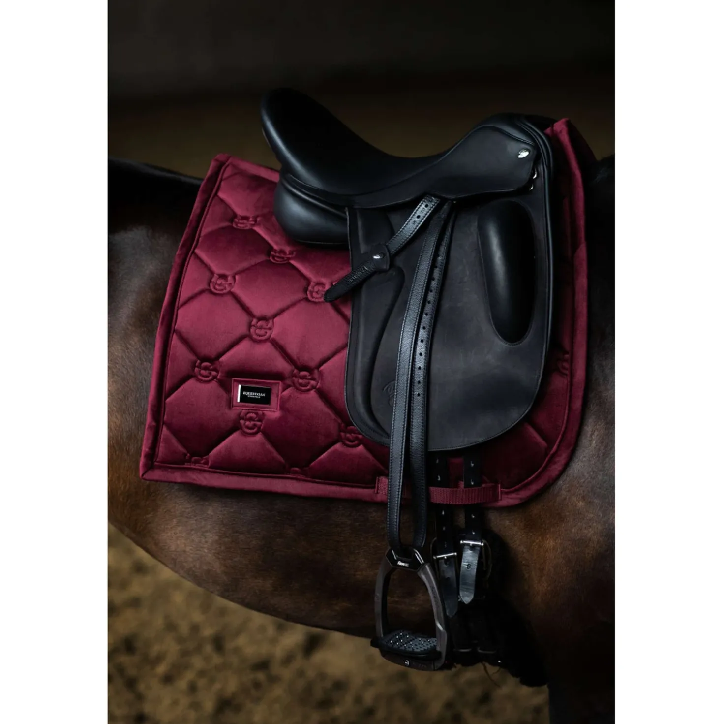 Equestrian Stockholm Zadeldekje Velvet Dressuur Merlot