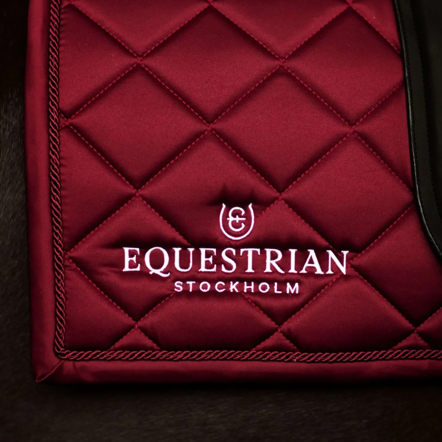 Equestrian Stockholm Zadeldekje Line Dressuur Bordeaux