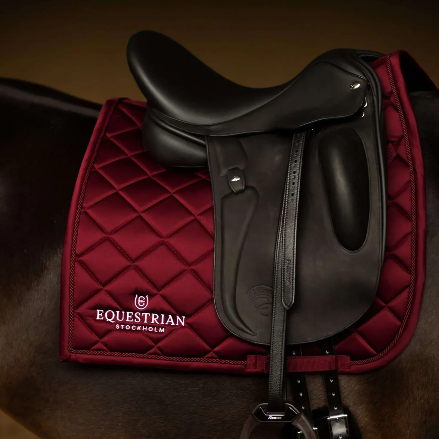 Equestrian Stockholm Zadeldekje Line Dressuur Bordeaux