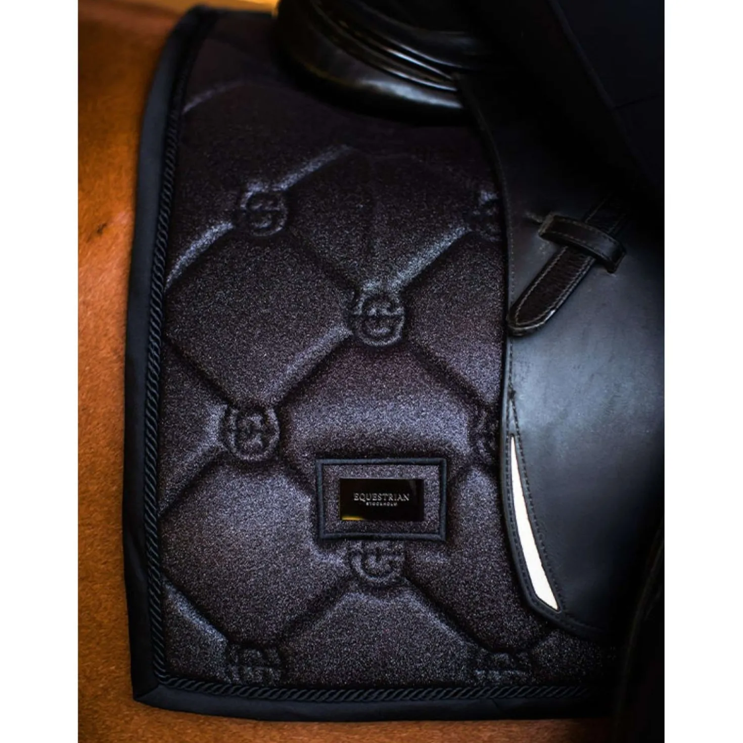 Equestrian Stockholm Zadeldekje Dressuur All Black Glimmer