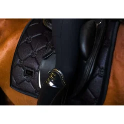 Equestrian Stockholm Zadeldekje Dressuur All Black Glimmer
