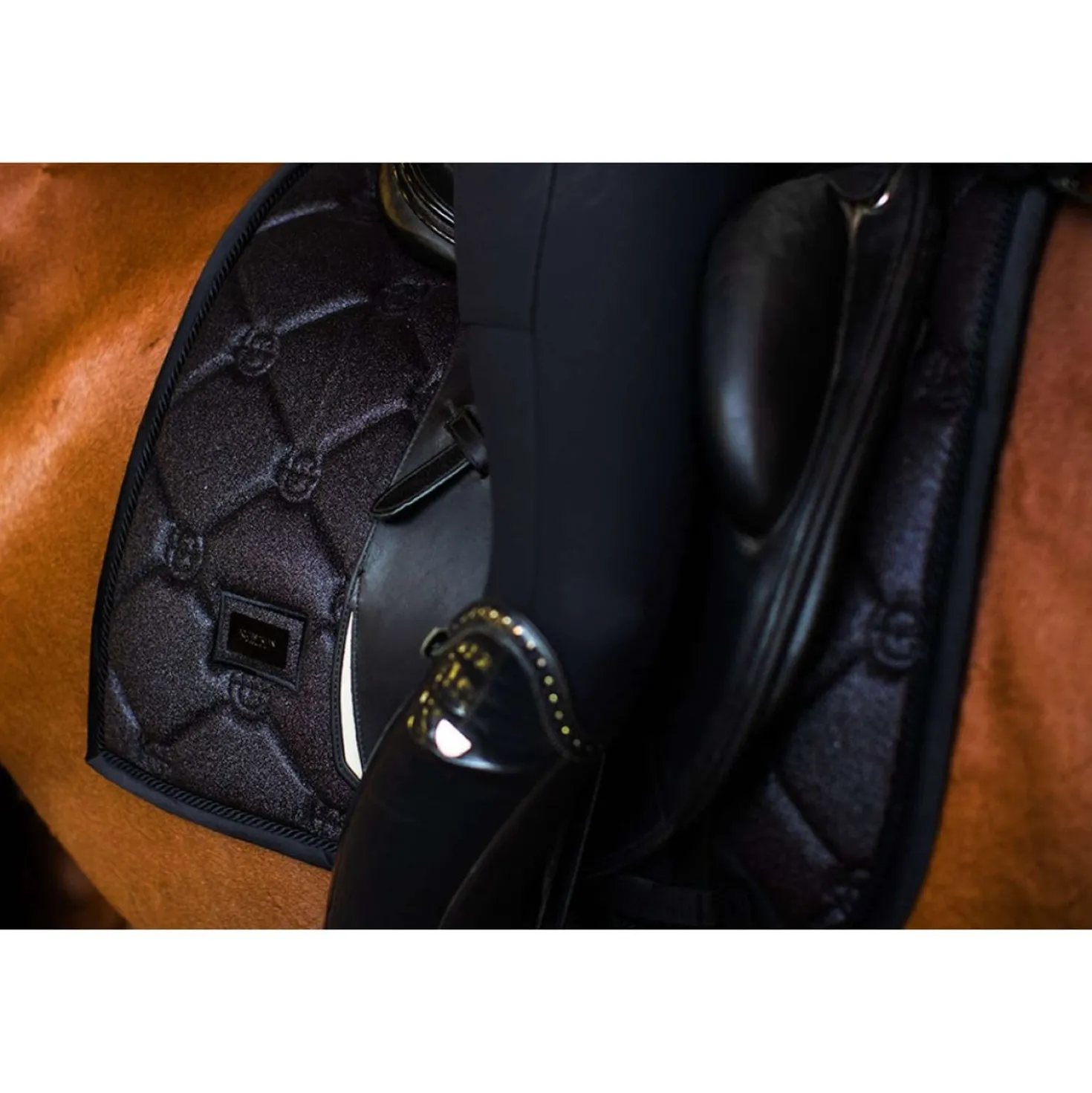 Equestrian Stockholm Zadeldekje Dressuur All Black Glimmer