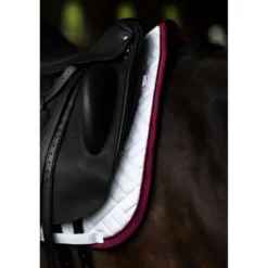 Equestrian Stockholm Zadeldekje Modern Dressuur Wit/Merlot