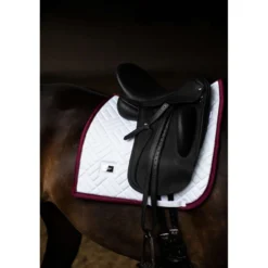 Equestrian Stockholm Zadeldekje Modern Dressuur Wit/Merlot