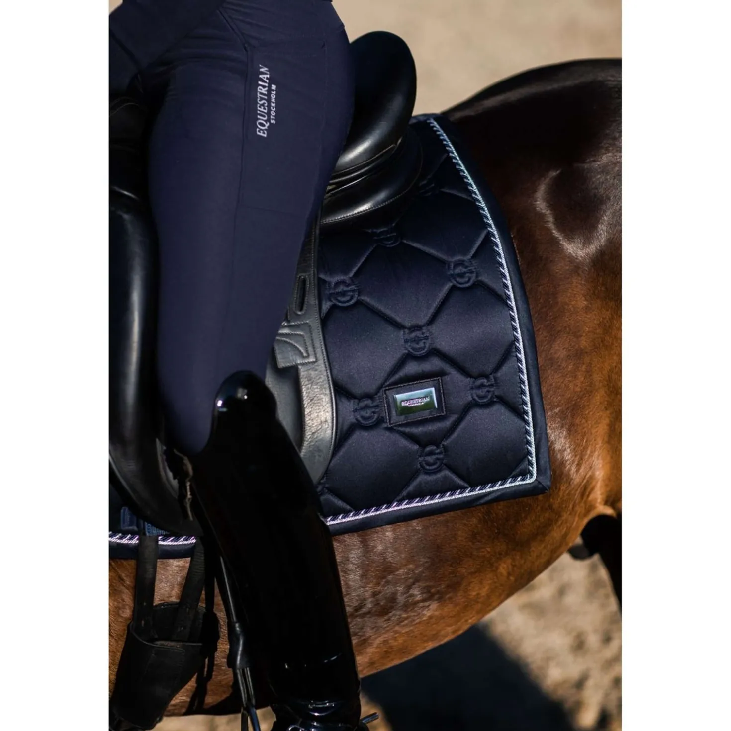 Equestrian Stockholm Zadeldekje Dressuur Black Edition