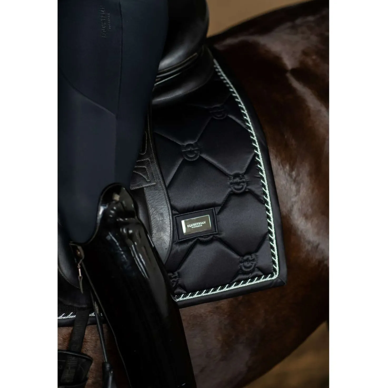 Equestrian Stockholm Zadeldekje Dressuur Black Edition