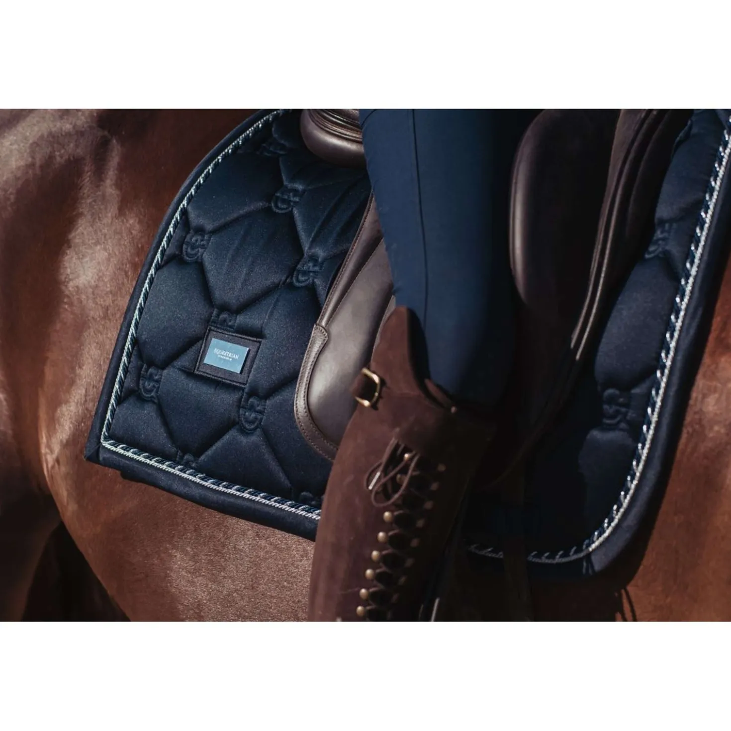 Equestrian Stockholm Zadeldekje Dressuur Black Edition
