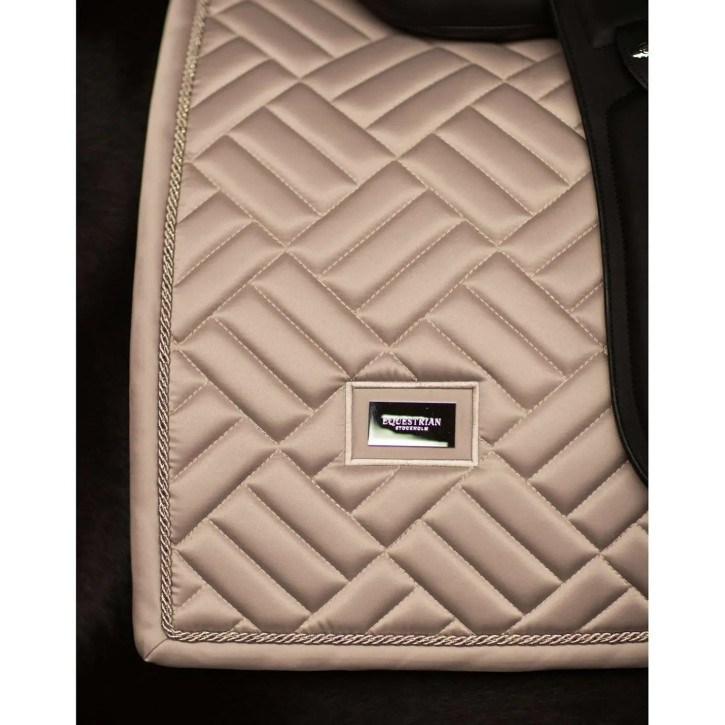 Equestrian Stockholm Zadeldekje Modern Dressuur Sand