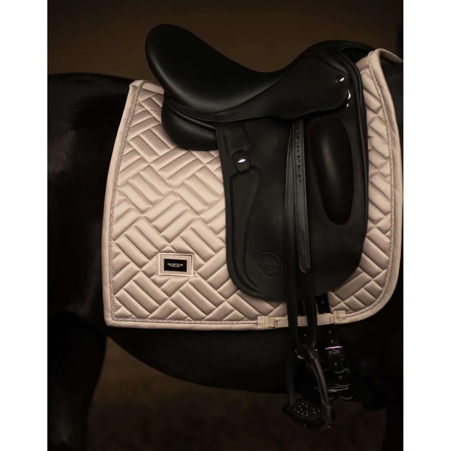 Equestrian Stockholm Zadeldekje Modern Dressuur Sand