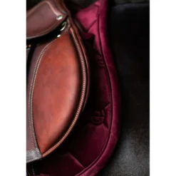 Equestrian Stockholm Zadeldekje Velvet Springen Merlot