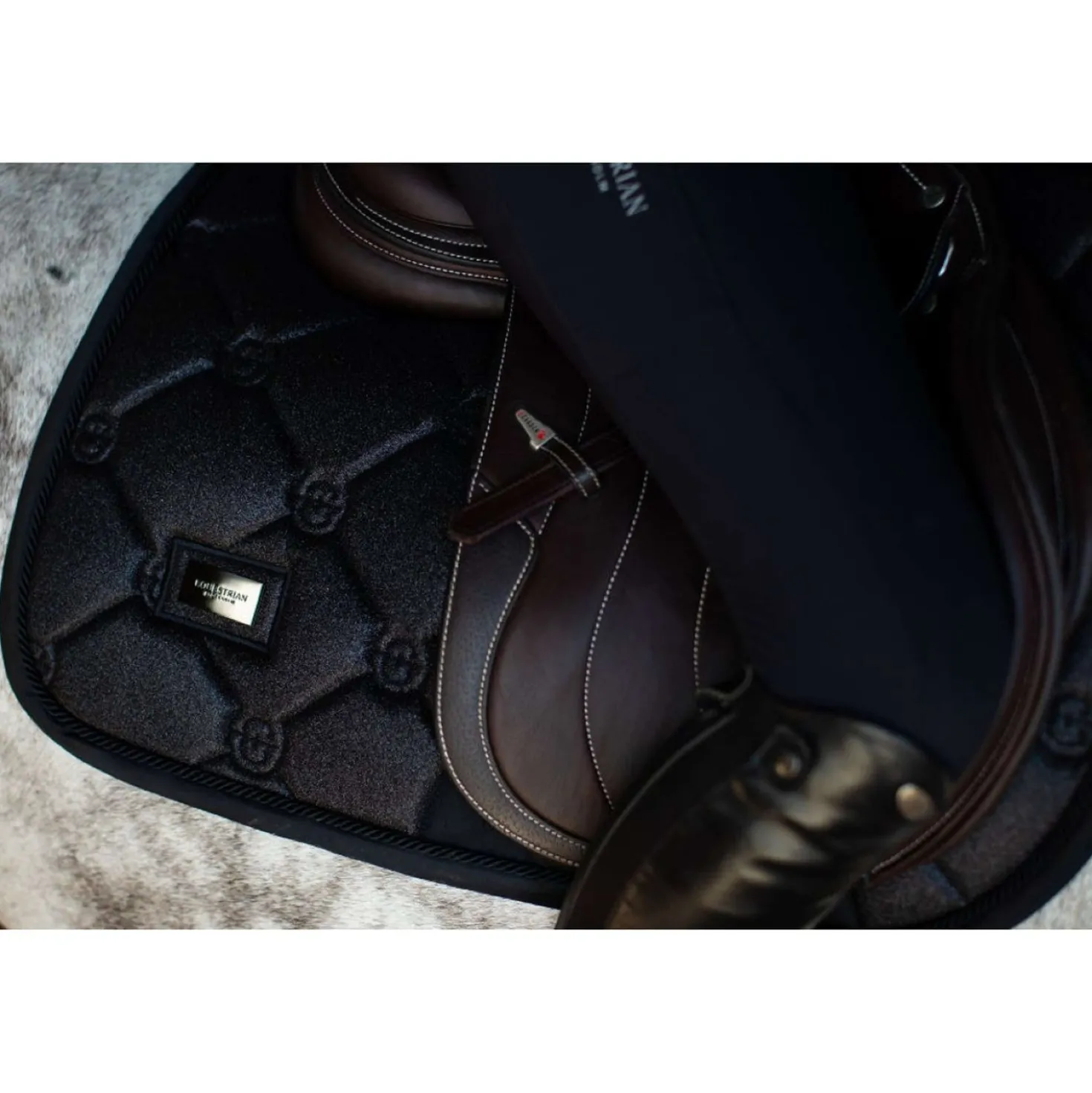 Equestrian Stockholm Zadeldekje Springen All Black Glimmer