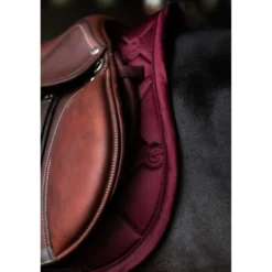 Equestrian Stockholm Zadeldekje Satin Springen Merlot