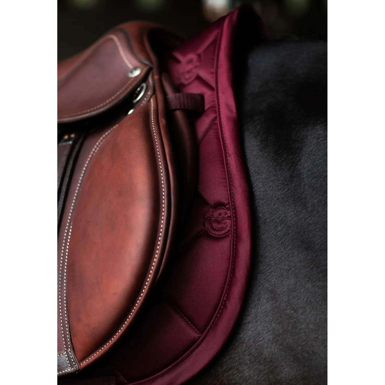 Equestrian Stockholm Zadeldekje Satin Springen Merlot