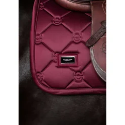 Equestrian Stockholm Zadeldekje Satin Springen Merlot