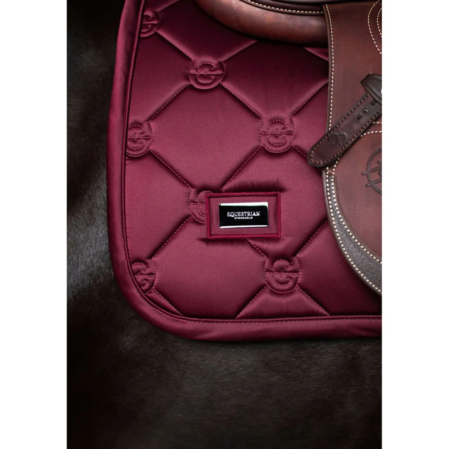 Equestrian Stockholm Zadeldekje Satin Springen Merlot