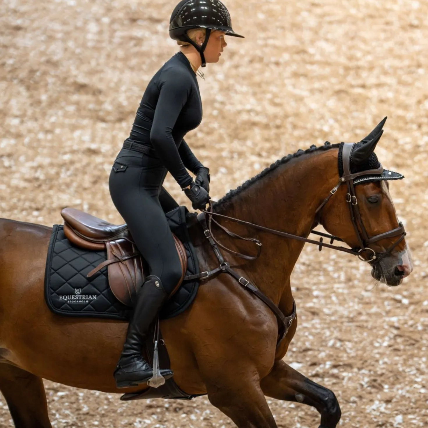 Equestrian Stockholm Zadeldekje Line Springen Zwart