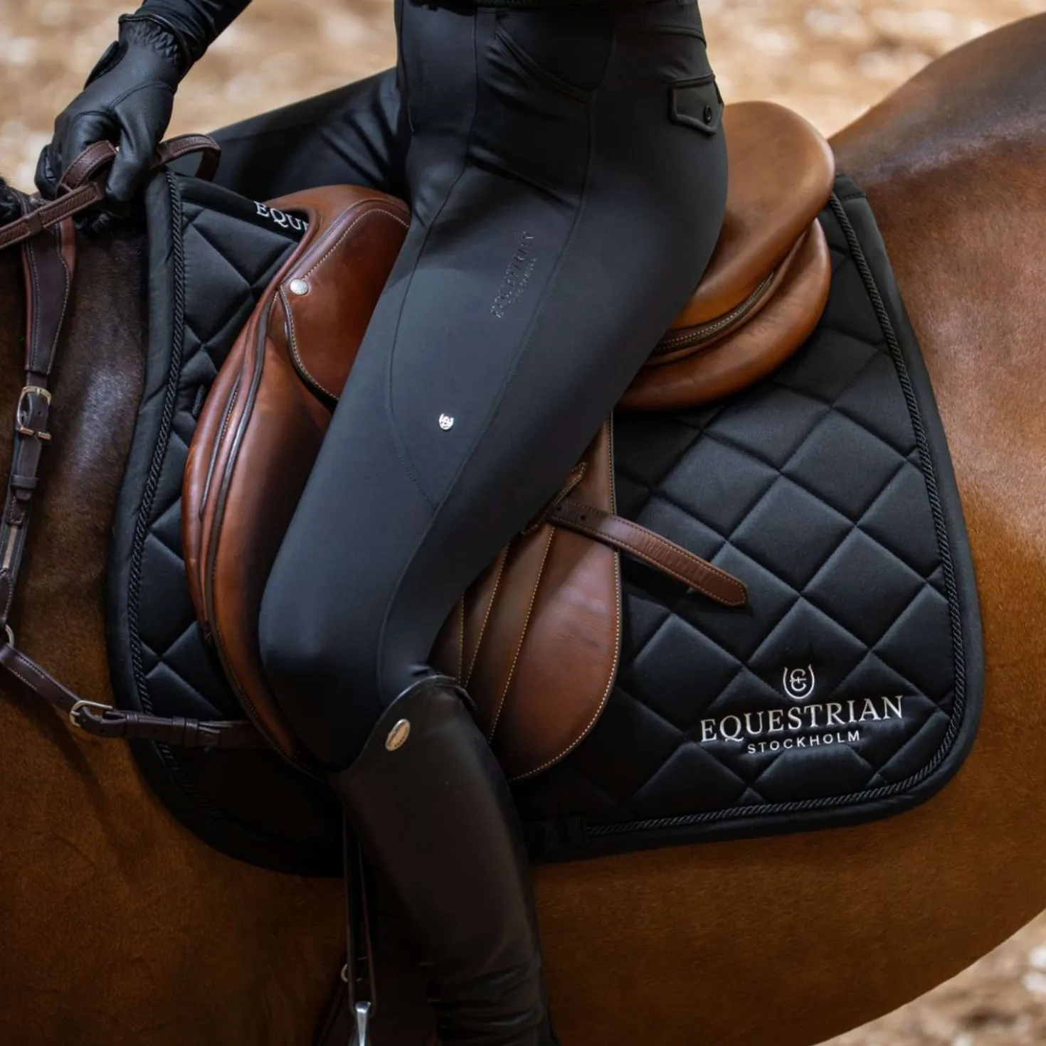 Equestrian Stockholm Zadeldekje Line Springen Zwart