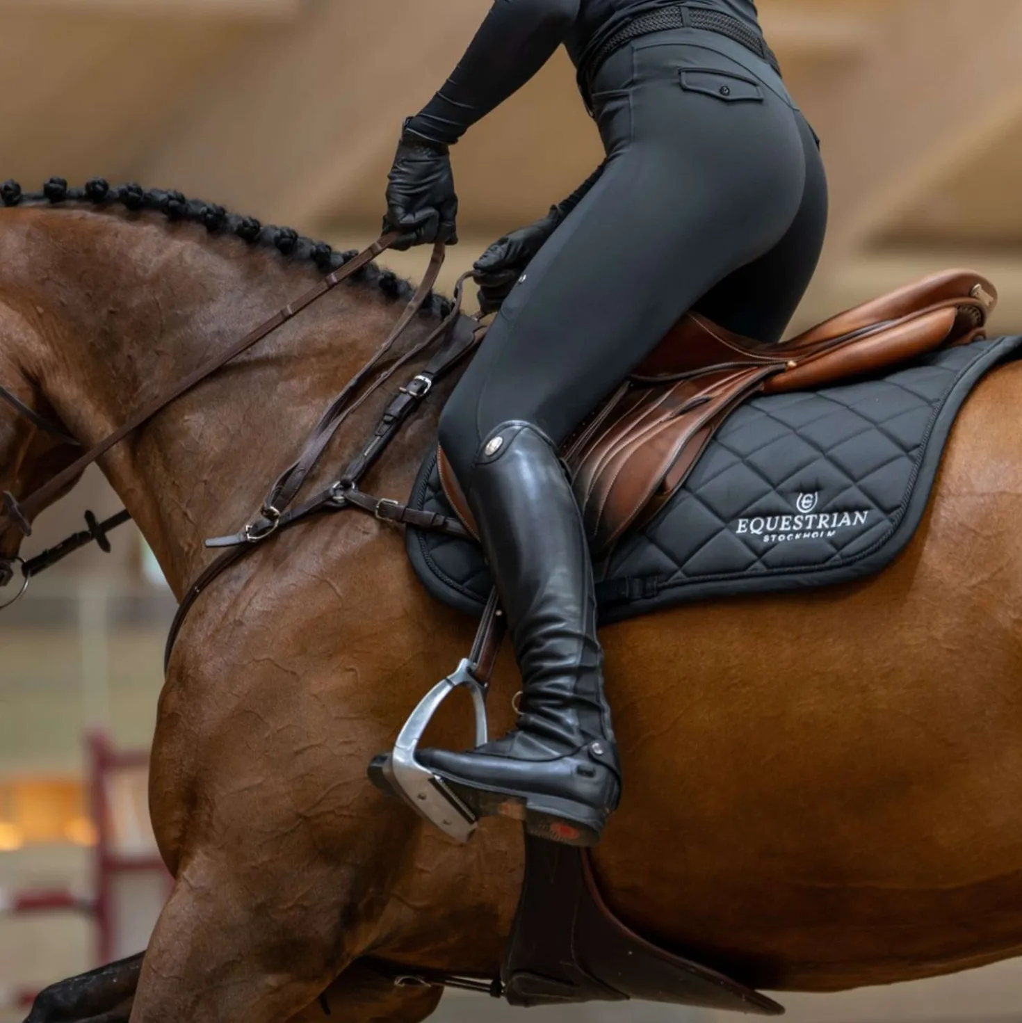 Equestrian Stockholm Zadeldekje Line Springen Zwart