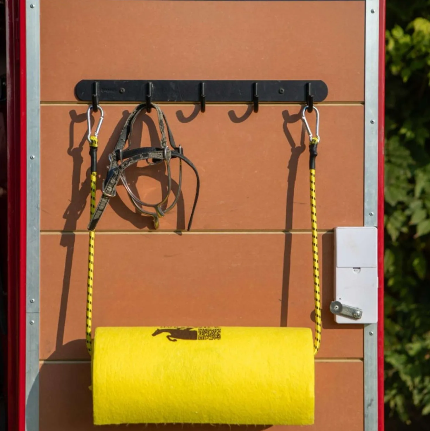 Horsewipe Elastiek met Musketonhaak Geel