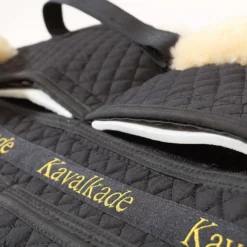 Kavalkade Onderlegger met Lamsvel en Inlagen Zwart/Beige