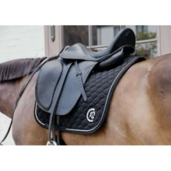 Kentucky Horsewear Zadeldekje Onion Quilt 3D Logo Dressuur Zwart