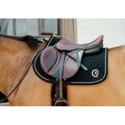 Kentucky Horsewear Zadeldekje Onion Quilt 3D Logo Springen Zwart
