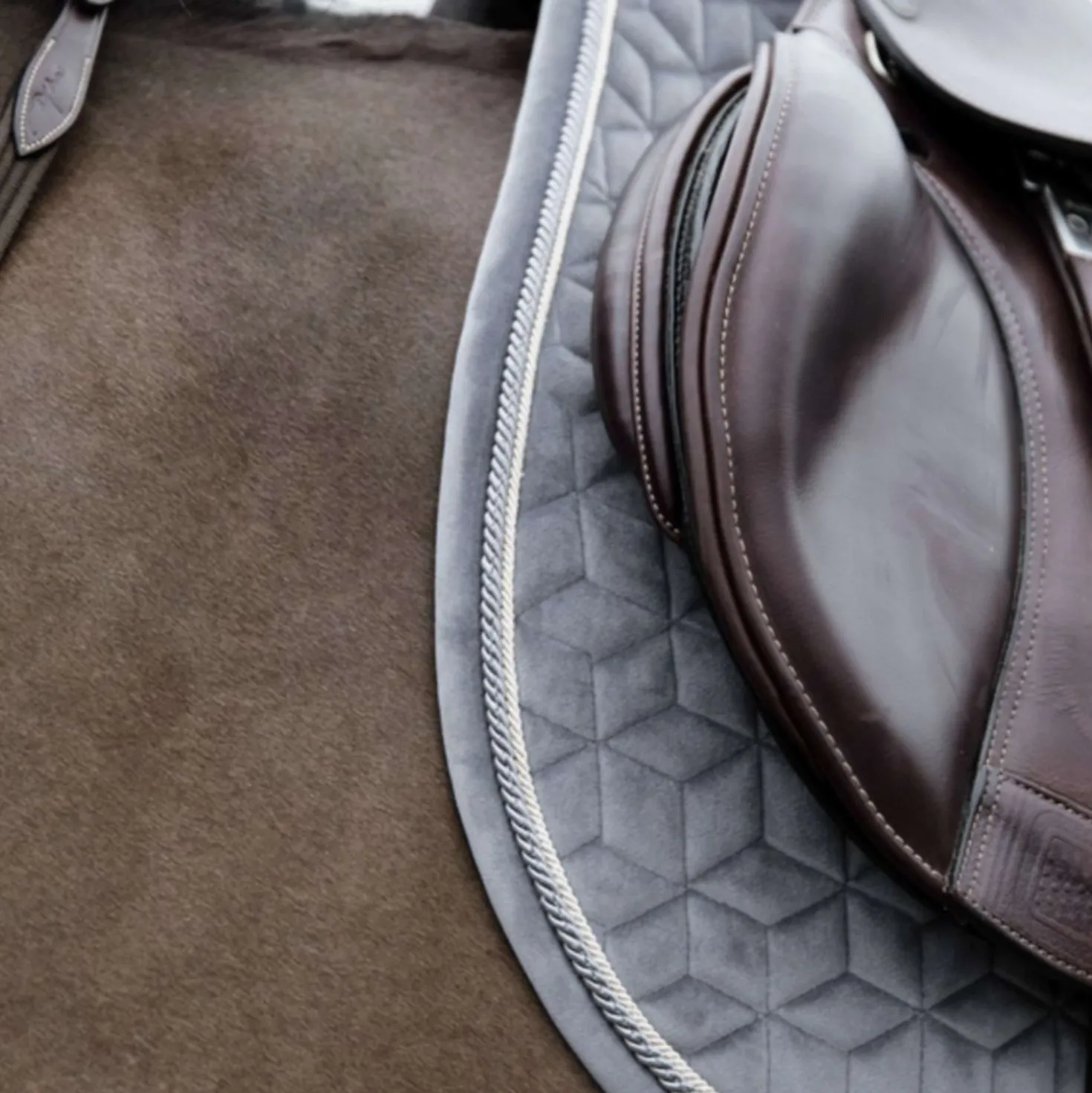 Kentucky Zadeldekje Basic Velvet Springen Grijs