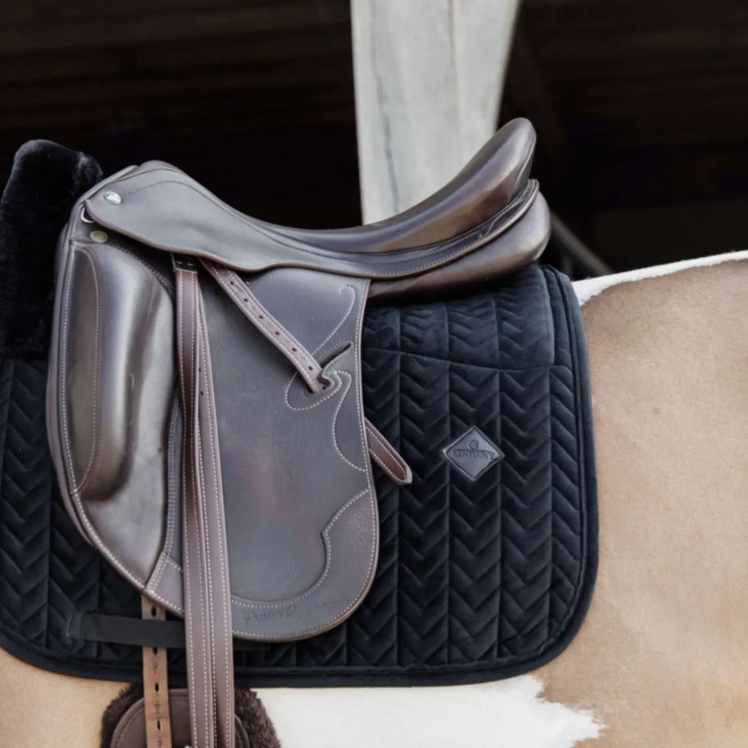 Kentucky Zadeldekje Skin Friendly Velvet Dressuur Zwart