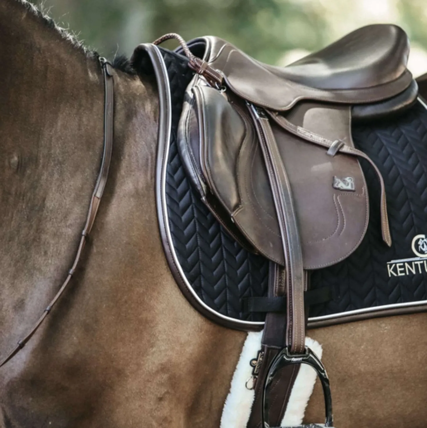 Kentucky Zadeldekje Springen Fishbone Leather Black