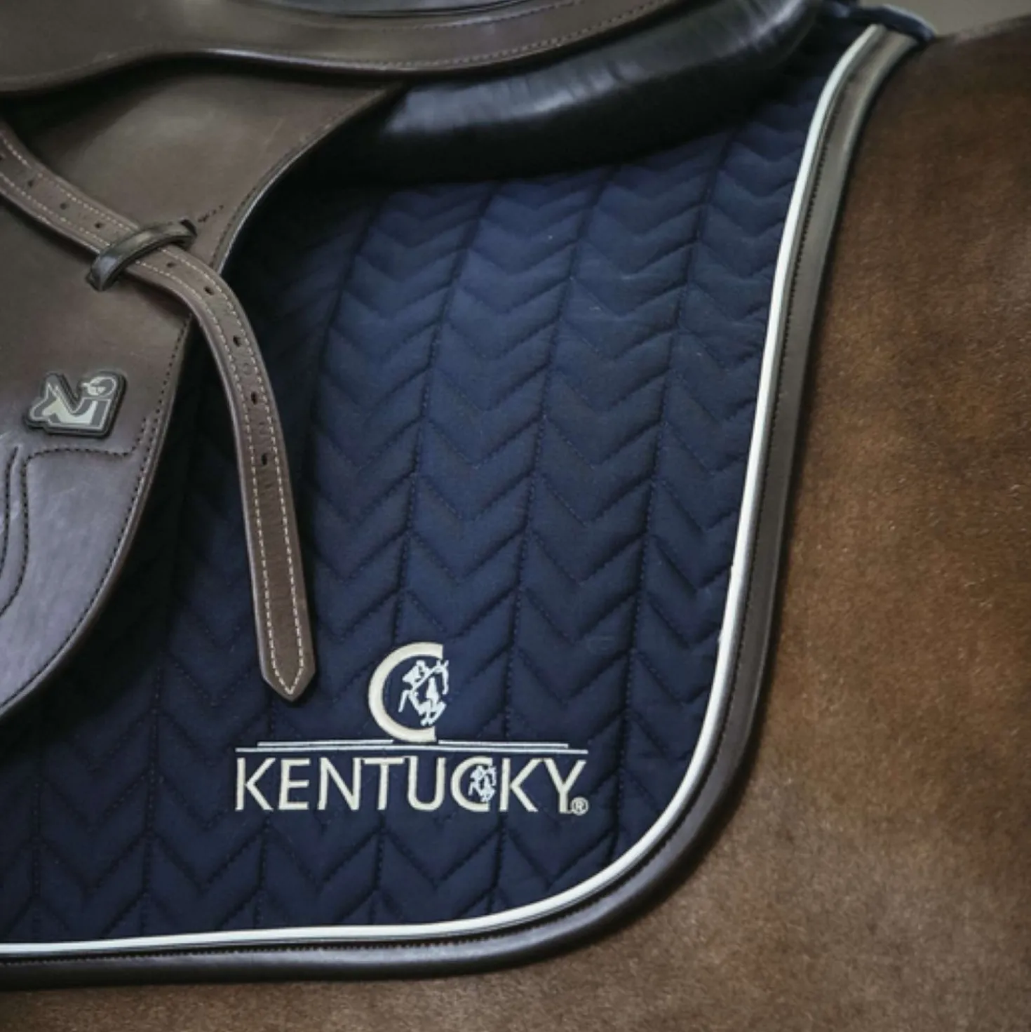 Kentucky Zadeldekje Springen Fishbone Leather Navy