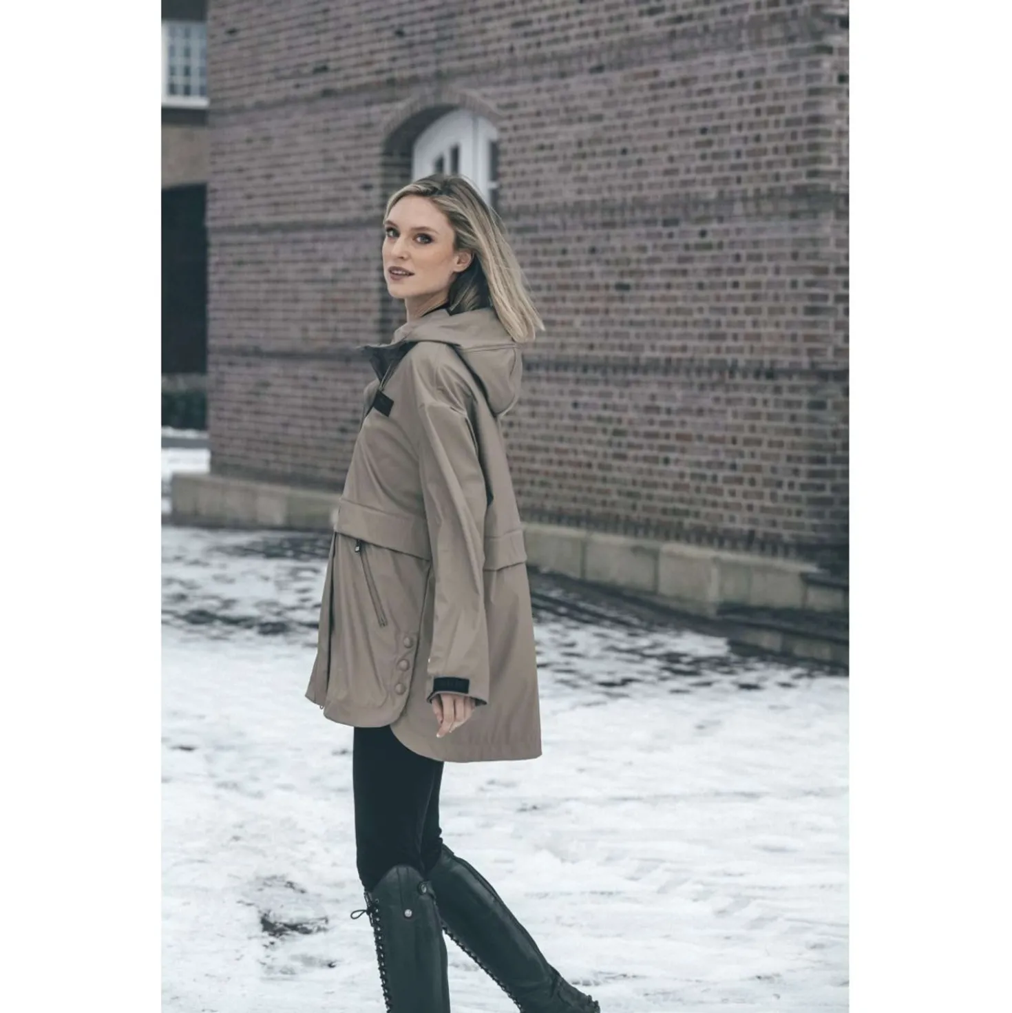 Pikeur Regenjas Cape Athleisure AW26 Mocha Cream
