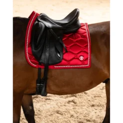 PS of Sweden Zadeldekje Signature Dressuur Cranberry Red