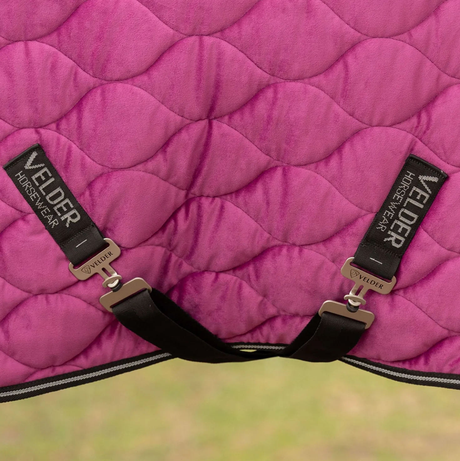 Velder Horsewear Premium Showdeken Satin Glow Dutch Raspberry