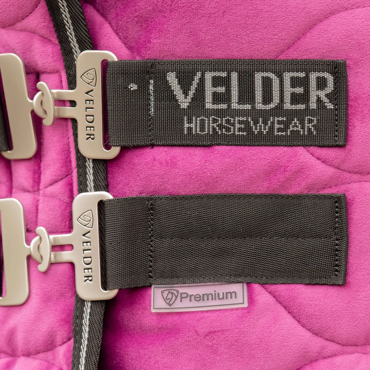 Velder Horsewear Premium Showdeken Satin Glow Dutch Raspberry